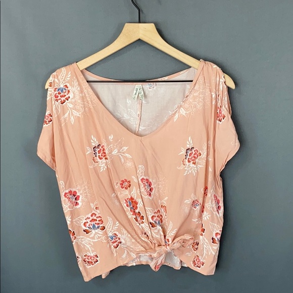 🍍4/$10🍍Cold shoulder top - Picture 3 of 8